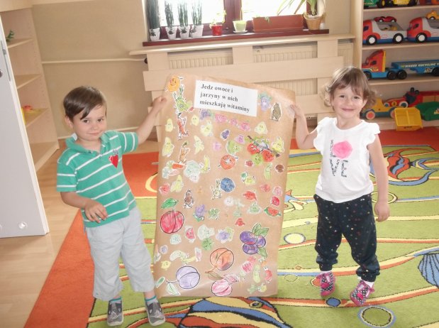 Dzieci trzymają plakat własnoręcznie wykonany